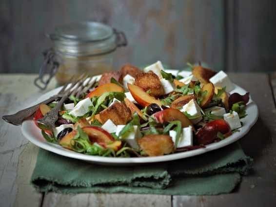 fettle_rocket_necterine_salad_566x425_crop_center